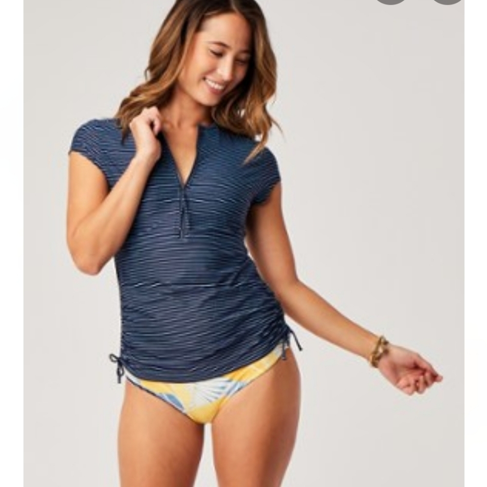 Carve Designs Short Sleeve Rashguard In Medium - Picture 6 of 7